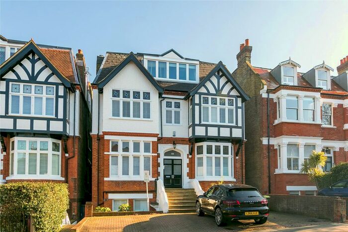 3 Bedroom Flat To Rent In Kings Road, Richmond, TW10