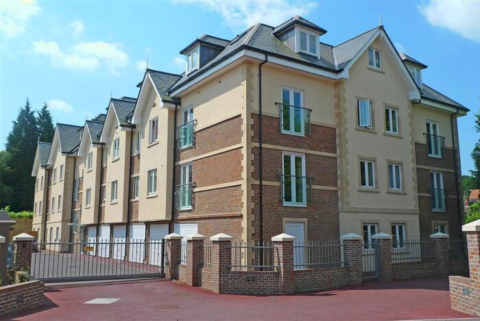 2 Bedroom Flat To Rent In Regency Mews, Queens Road, Haywards Heath, RH16
