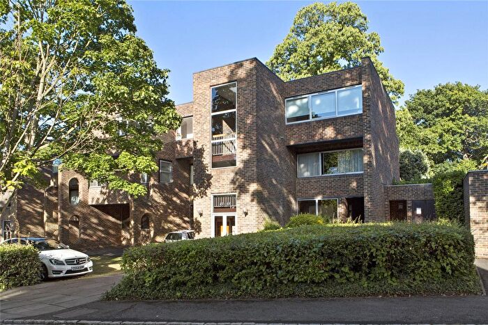 2 Bedroom Flat For Sale In Stroudwater Park, Weybridge, Surrey, KT13
