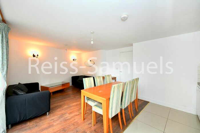 3 Bedroom Flat To Rent In Franklin Building, Millennium Harbour, Canary Wharf, London, E14
