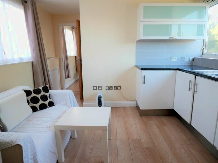 1 Bedroom Flat To Rent In Castle Avenue, West Drayton, UB7