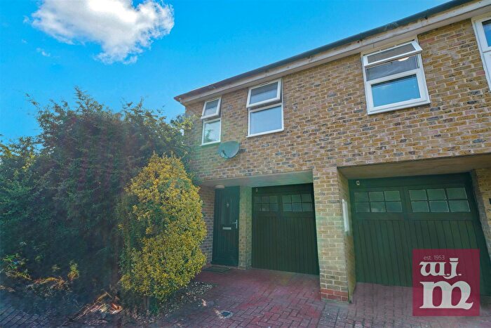 2 Bedroom End Of Terrace House To Rent In Elmgreen Close, Stratford, E15