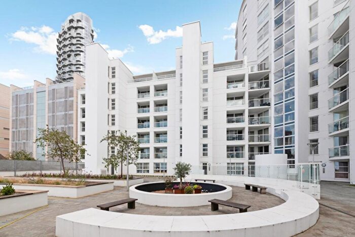 2 Bedroom Apartment To Rent In Corona Building, Blackwall Way, London, E14