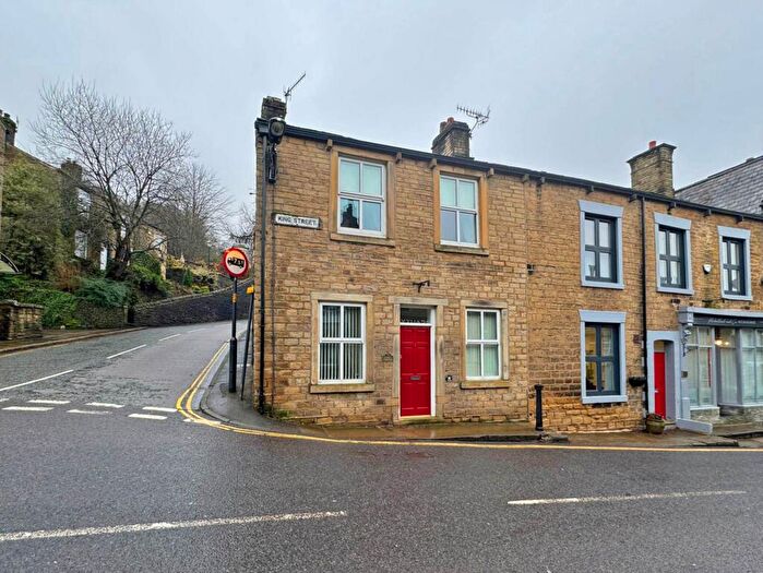 3 Bedroom End Of Terrace House To Rent In King Street, Delph, OL3