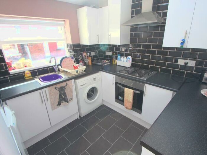 6 Bedroom Terraced House To Rent In Ashville Avenue, Hyde Park, Leeds, LS6