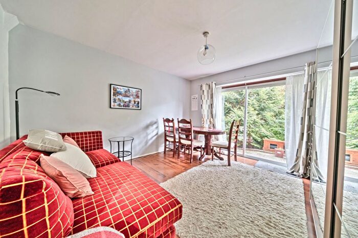 1 Bedroom Flat For Sale In Grosvenor Road, Chiswick, London, W4