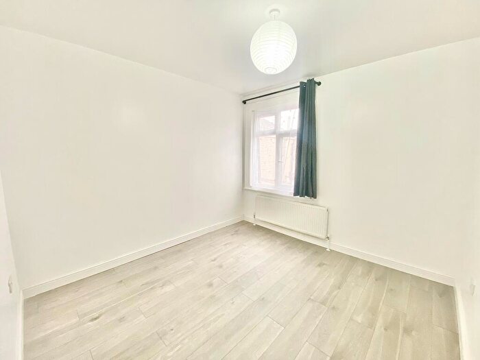 2 Bedroom Apartment To Rent In Ballards Lane, N12