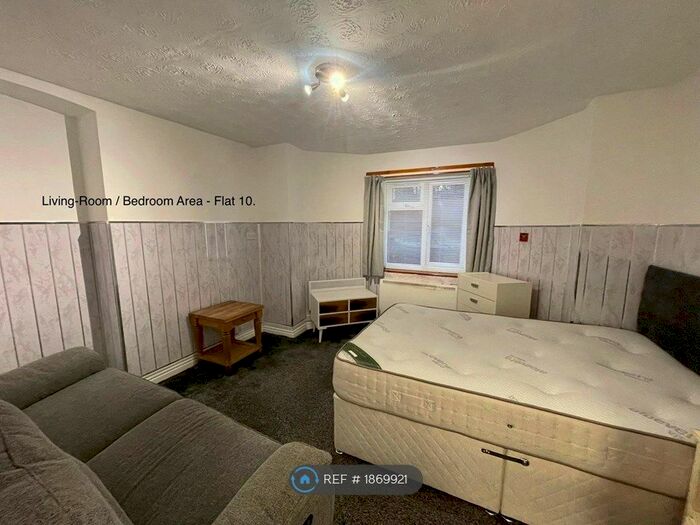 Studio To Rent In Range Road, Manchester, M16