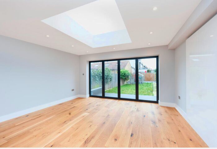 2 Bedroom Flat To Rent In Rossiter Road, London, SW12