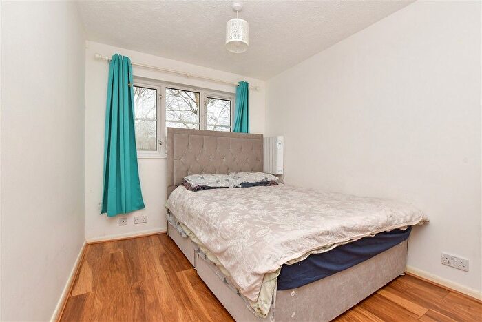 2 Bedroom Flat For Sale In Autumn Drive, Belmont Heights, Sutton, Surrey, SM2