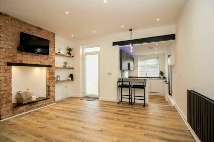 2 Bedroom Flat To Rent In Meadow Lane, Nottingham, Nottinghamshire, NG2