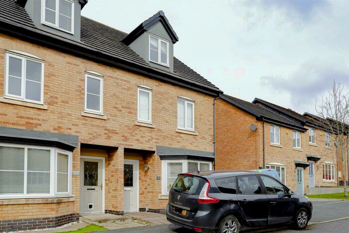 3 Bedroom Town House To Rent In Millbank Crescent, Burnley, BB10