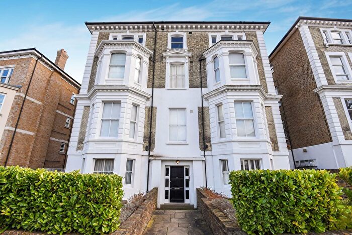 2 Bedroom Flat To Rent In Avenue Elmers, Surbiton, KT6