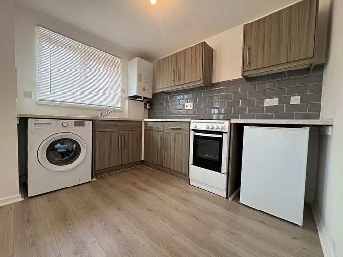 2 Bedroom Flat To Rent In Ger Y Lyn, Porthcawl, CF36