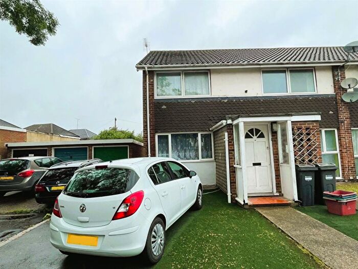 2 Bedroom Maisonette To Rent In Solway Close, Hounslow, TW4
