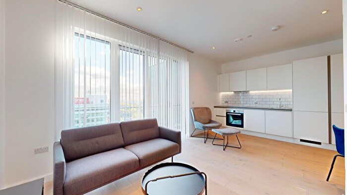 1 Bedroom Flat To Rent In Great West Road, Hounslow, TW5