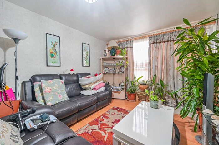 3 Bedroom Maisonette For Sale In Burdett Road, , Tower Hamlets, London, E14