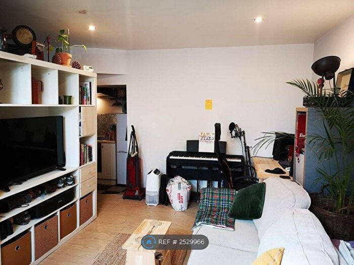 Studio To Rent In Burley Road, Leeds, LS3