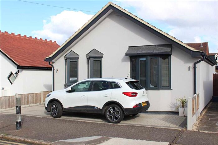 2 Bedroom Detached House For Sale In Leigh On Sea, SS9