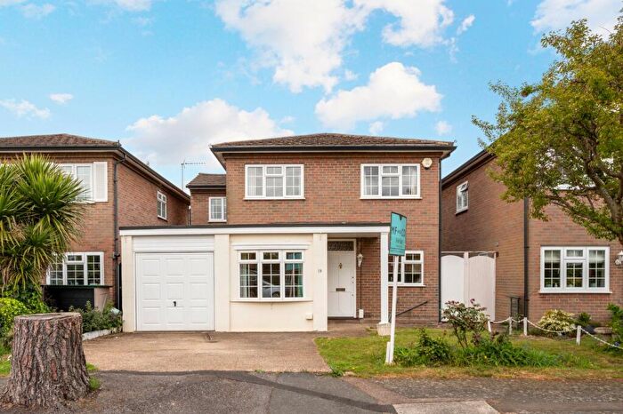 4 Bedroom Detached House For Sale In Rembrandt Way, Walton-on-Thames, KT12