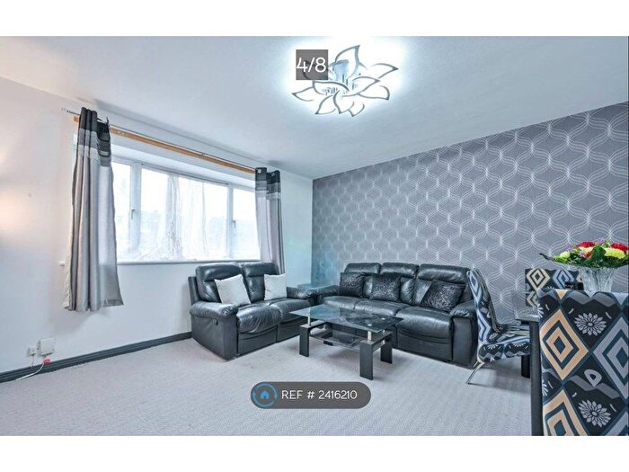 2 Bedroom Flat To Rent In Charter Court, New Malden, KT3