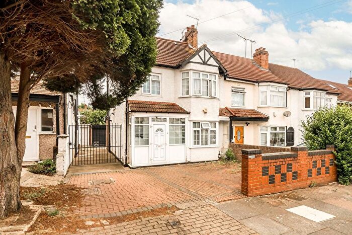 4 Bedroom Semi-Detached House For Sale In Randall Avenue, Cricklewood, NW2