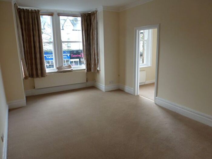 2 Bedroom Flat To Rent In Valley Drive, Harrogate, HG2