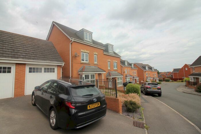 4 Bedroom Semi-Detached House To Rent In Twentyman Walk, Leeds, West Yorkshire, LS10