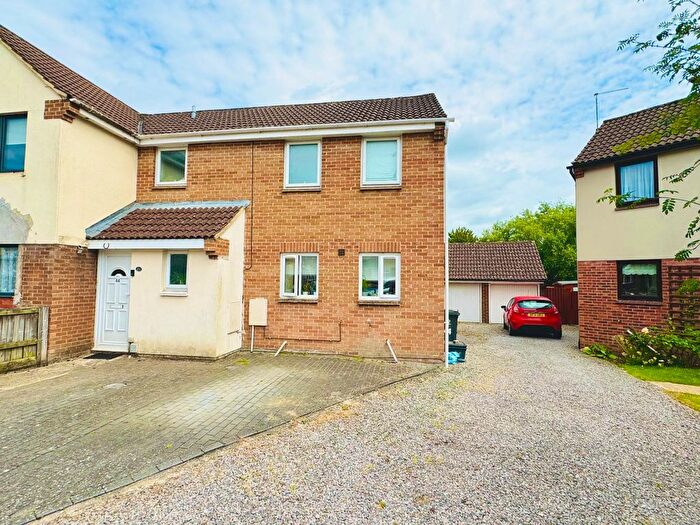 3 Bedroom Semi-Detached House To Rent In Woollaton Close, Swindon, SN5