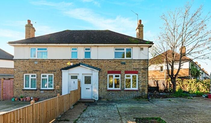 3 Bedroom Semi-Detached House To Rent In Beavers Lane, Hounslow, TW4