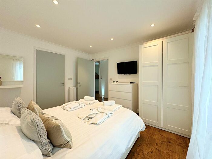 2 Bedroom Flat For Sale In Pentire Avenue, Newquay, TR7