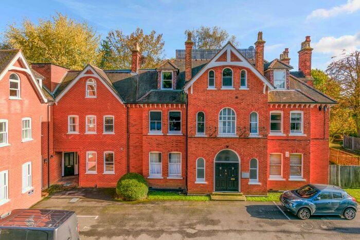 1 Bedroom Flat To Rent In Westcar Lane, Walton-On-Thames, KT12