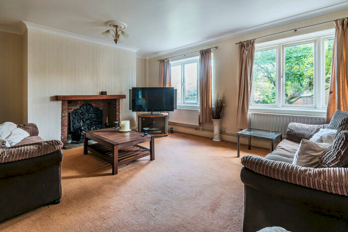 2 Bedroom Ground Flat To Rent In Castle Street, Bletchingley, RH1