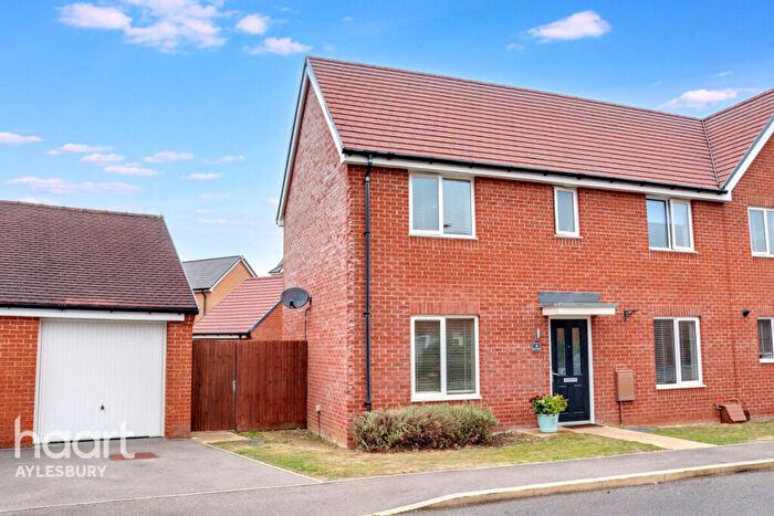 3 Bedroom Semi-Detached House For Sale In Victor Close, Aylesbury, HP18