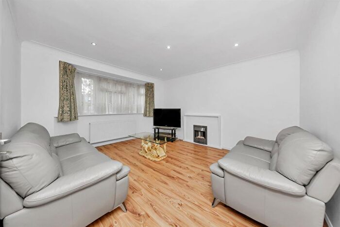 3 Bedroom Detached House To Rent In Woodside Grange Road, London, N12