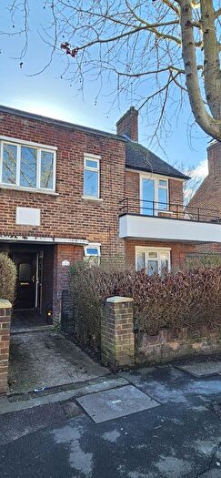3 Bedroom Maisonette To Rent In Brettenham Road, London, E17