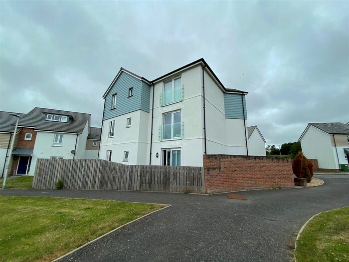 2 Bedroom Flat To Rent In Brooks Avenue, Holsworthy, EX22