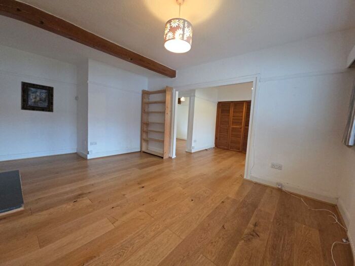2 Bedroom Flat For Sale In Waterlow Court, Heath Close, London, NW11