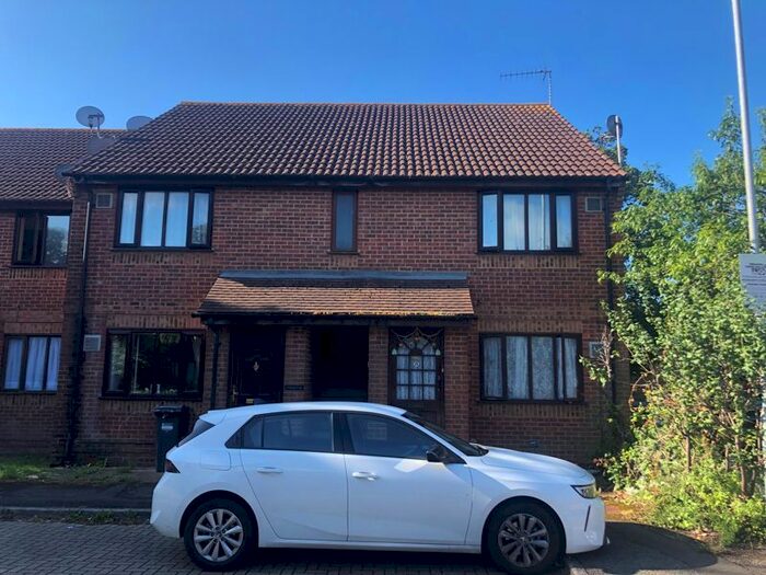 1 Bedroom Flat For Sale In Boltons Lane, Harlington, Hayes, UB3