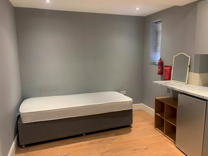 Studio To Rent In Gleneagle Road, London, SW16