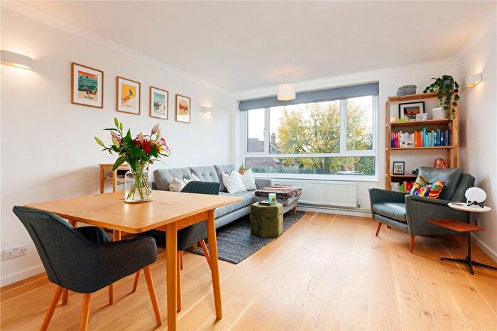 2 Bedroom Flat To Rent In Heathfield Road, London, SW18