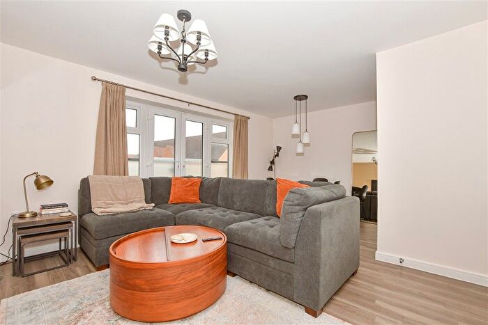 2 Bedroom Flat For Sale In Royal Crescent, Kings Hill, Kent, ME19