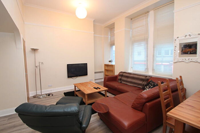 2 Bedroom Flat To Rent In Ingram Street, Merchant City, G1