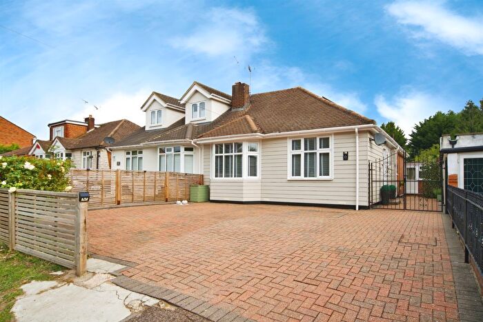 3 Bedroom Semi Detached Bungalow For Sale In Hammondstreet Road, Cheshunt, Waltham Cross, EN7