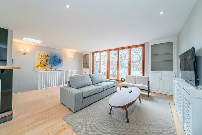 3 Bedroom Flat To Rent In St. Georges Square, London, SW1V