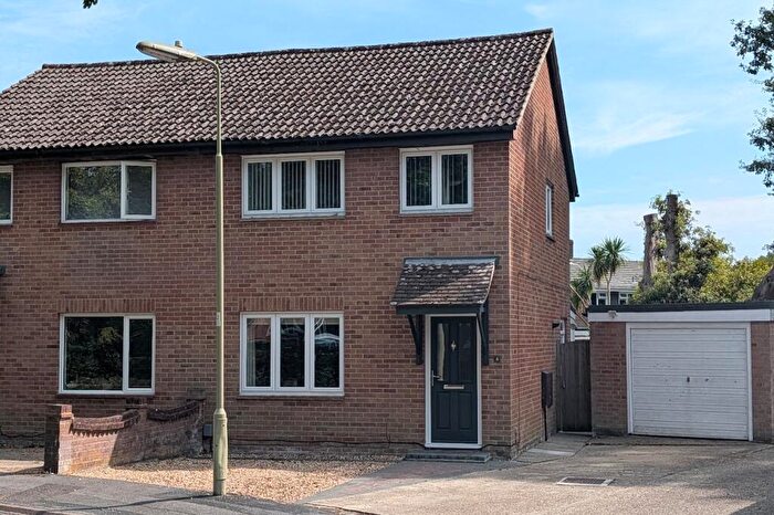 3 Bedroom Semi Detached House For Sale In The Glade, Fareham, PO15