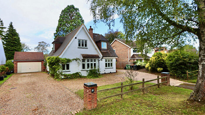4 Bedroom Detached House For Sale In Holywell Close, Dunstable, LU6