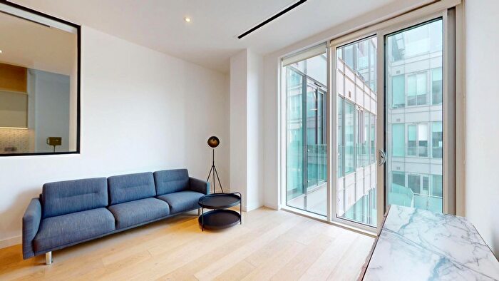 1 Bedroom Flat To Rent In Great West Road, Brentford, TW8