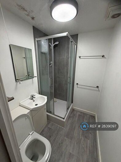 2 Bedroom Flat To Rent In Wetherby Close, Chester, CH1