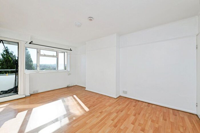 2 Bedroom Flat For Sale In Kingsdown Avenue, South Croydon, Surrey, CR2